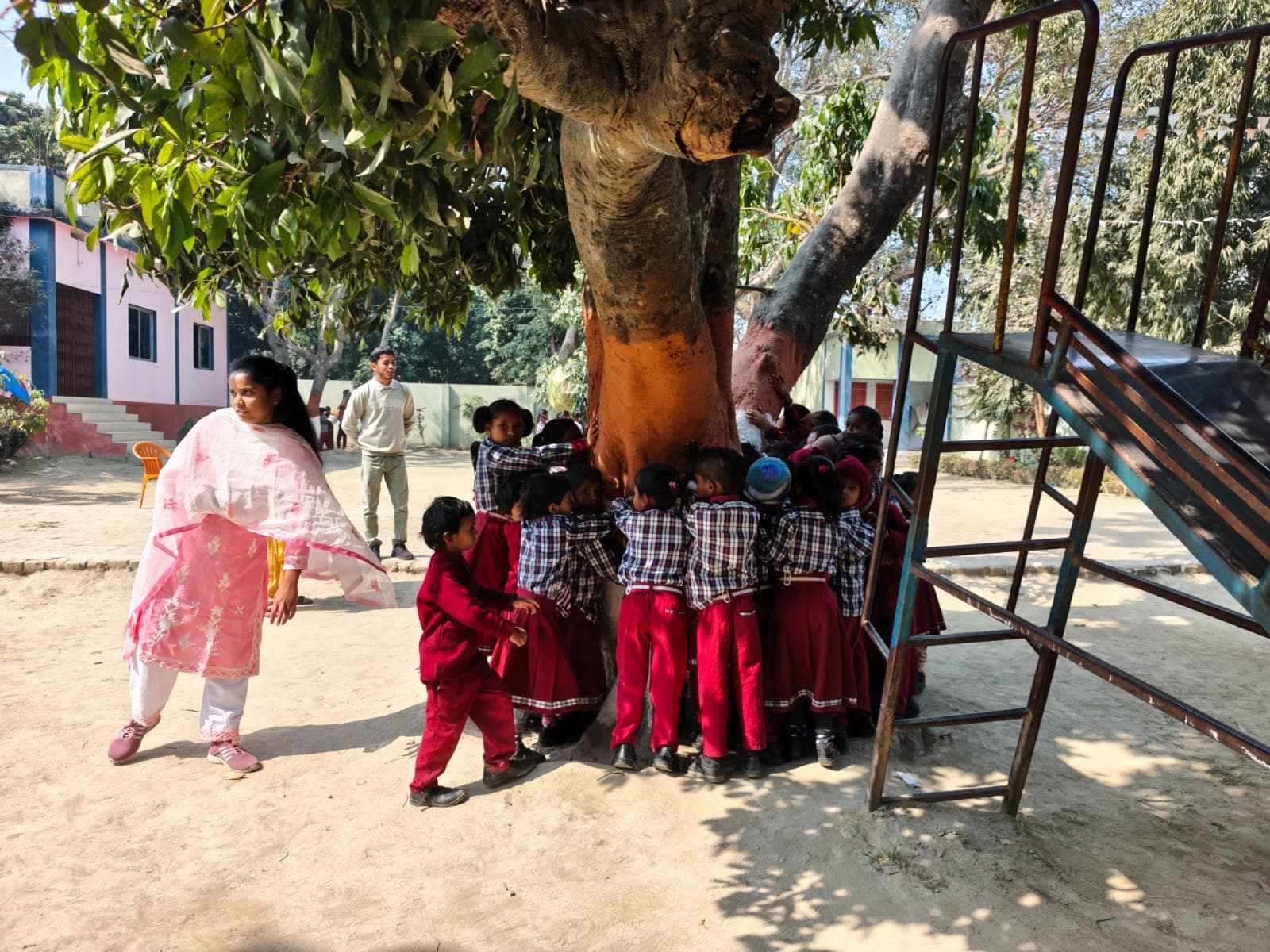 Hug Day: मुजफ्फरपुर में प्रेमी-प्रेमिका नहीं, पेड़ों को गले लगाकर मनाया गया पर्व