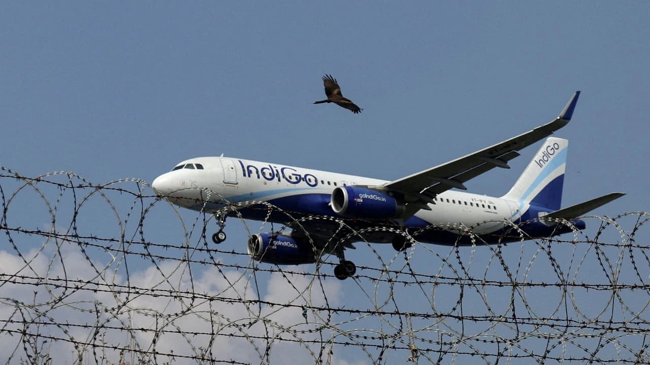 Indigo Crisis : इंडिगो ने मांगी माफी! 3-5 दिसंबर के बीच परेशान हुए यात्रियों को मुआवजे में मिलेंगे 10,000 रुपये
