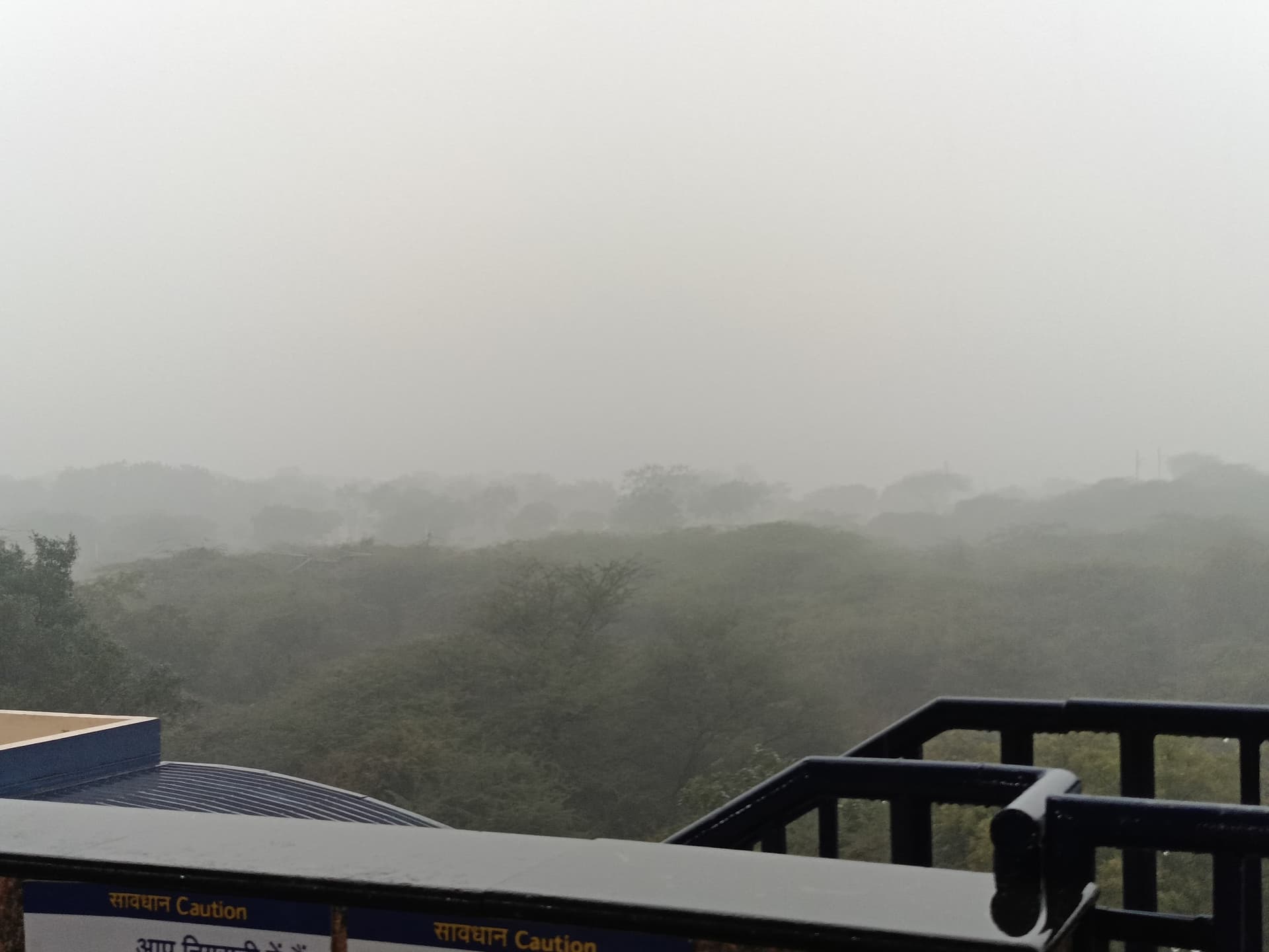 दिल्ली-एनसीआर: सुबह 5 बजे से बारिश जारी, लौटी ठिठुरन