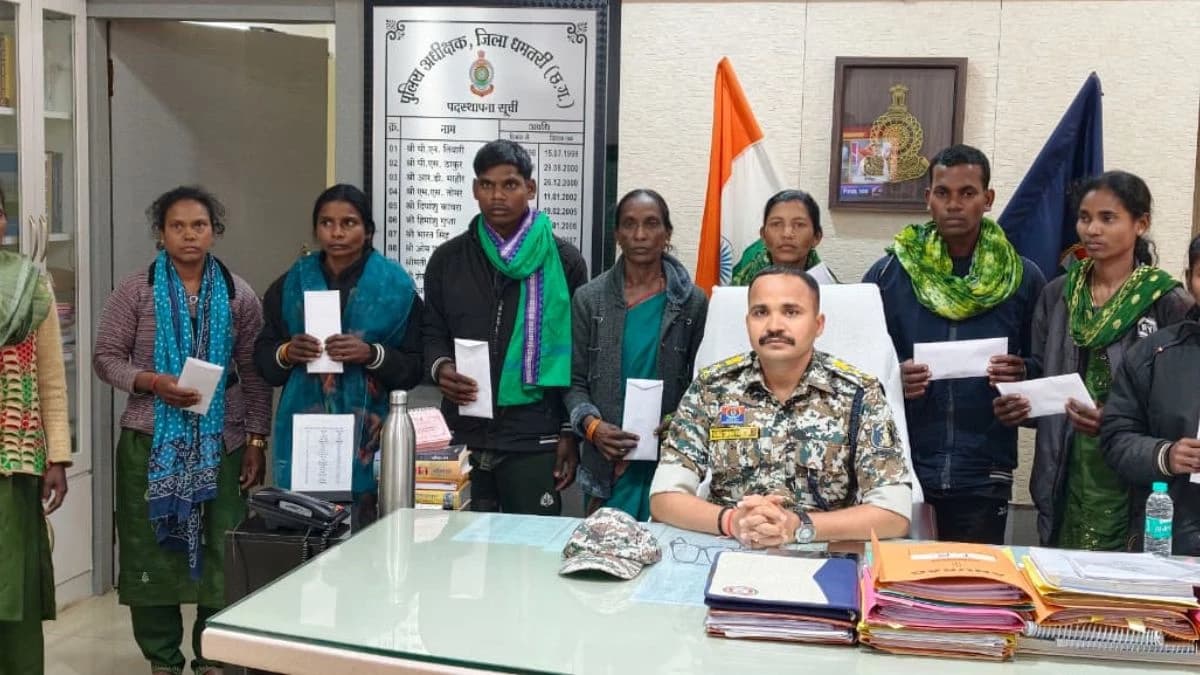 छत्तीसगढ़: 47 लाख के इनामी 9 नक्सलियों ने डाले हथियार